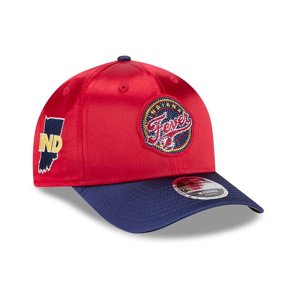 Indiana Fever WNBA Draft 2026 Red New Era 9FORTY M-Crown Adjustable Cap, three-quarter view showing the embroidered Fever logo on the front panel in team colours, navy visor with a 9FORTY size sticker, and IND state outline on the left side.