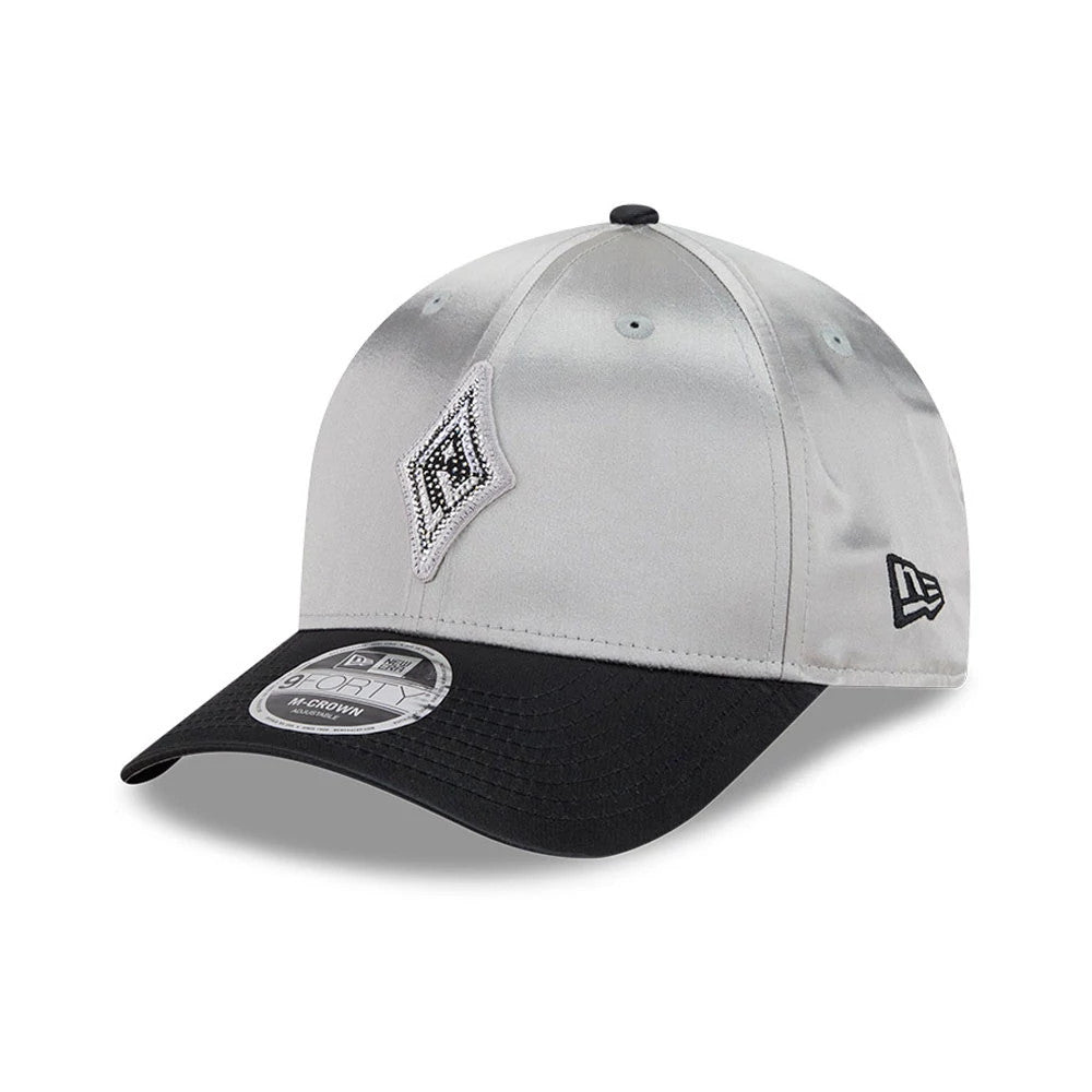 Las Vegas Aces WNBA Draft 2026 Silver New Era 9FORTY M-Crown Adjustable Cap, three-quarter view showing a black and white embroidered diamond logo on the silver front panel, black curved visor with a 9FORTY size sticker.