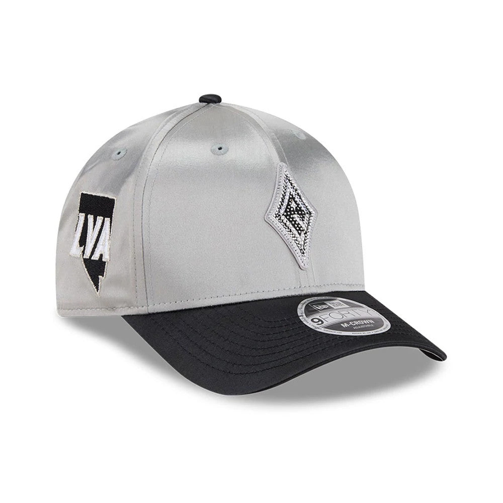 Las Vegas Aces WNBA Draft 2026 Silver New Era 9FORTY M-Crown Adjustable Cap, three-quarter view showing a black diamond-shaped front logo embroidered on a silver crown, with a contrasting black curved visor and a 9FORTY size sticker.
