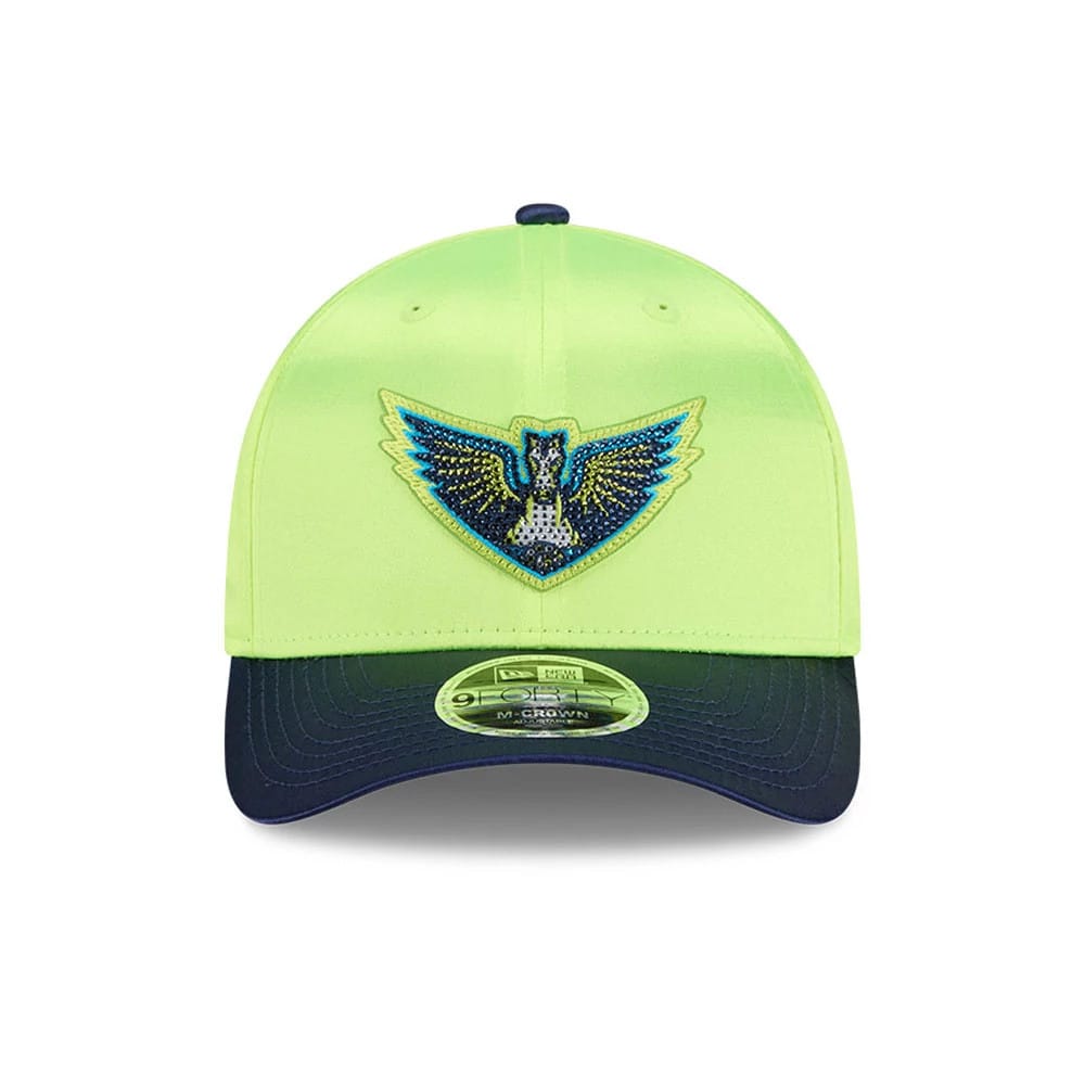 Dallas Wings WNBA Draft 2026 Bright Green New Era 9FORTY M-Crown Adjustable Cap, front view showing the Dallas Wings logo in blue and yellow embroidery on the structured bright green crown, with a contrasting dark green visor and 9FORTY size sticker.
