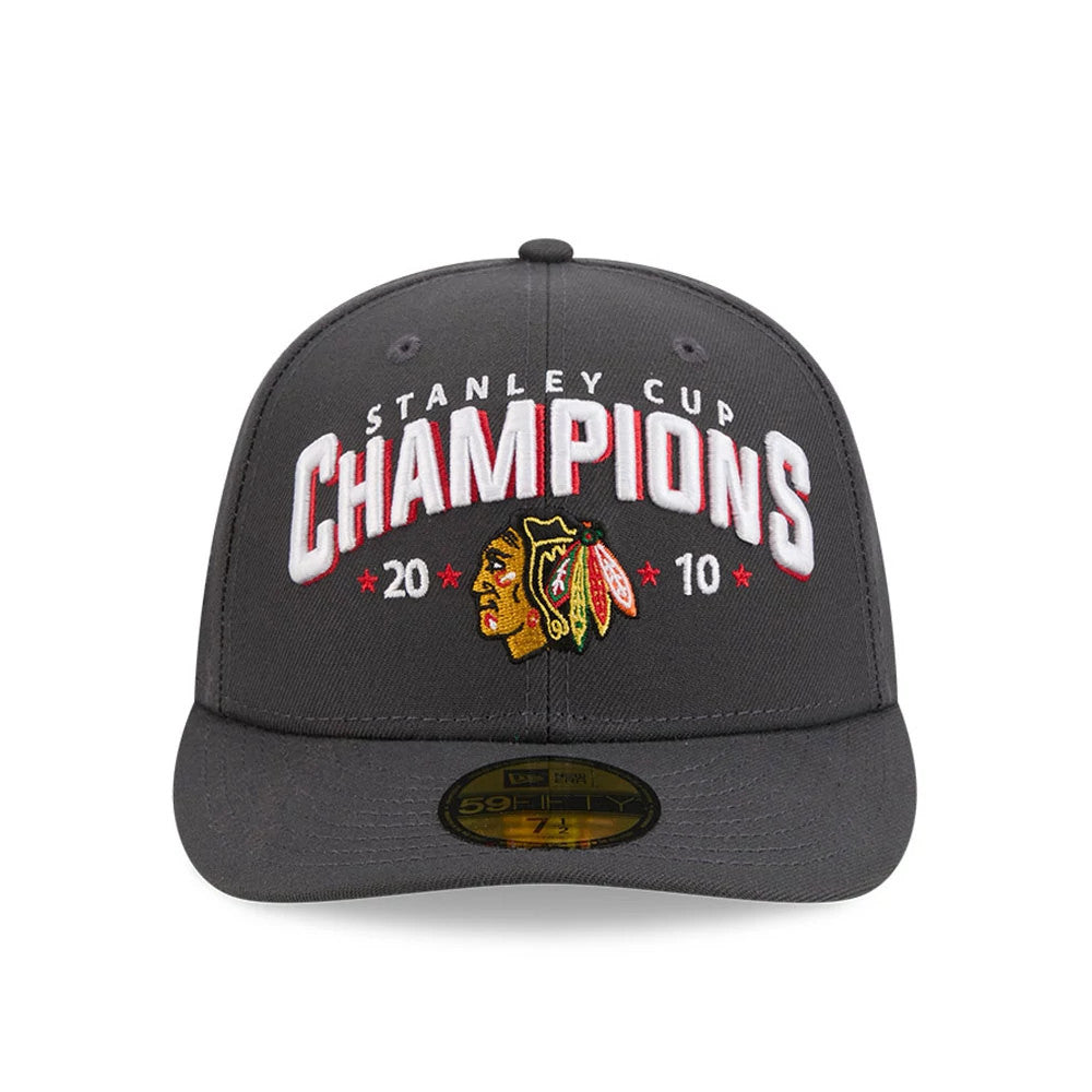 Chicago Blackhawks NHL Stanley Cup Champions Dark Grey New Era 59FIFTY Fitted Cap, front view showing raised white embroidered STANLEY CUP CHAMPIONS lettering, the Blackhawks logo in full colour, and a gold 59FIFTY size sticker on the flat visor.