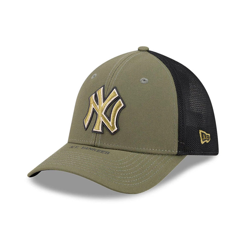 Yankees MLB Armed Forces Day 2026 Green New Era 39THIRTY M-Crown Stretch Fit Cap, three-quarter view showing the gold raised embroidered Yankees logo on the front panel, curved green visor, and black mesh back with gold New Era flag logo on the side.