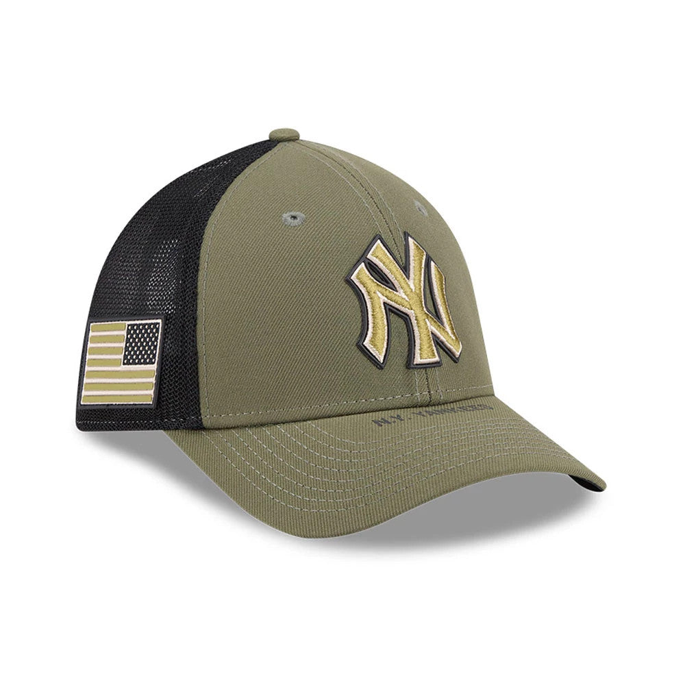 Yankees MLB Armed Forces Day 2026 Green New Era 39THIRTY M-Crown Stretch Fit Cap, three-quarter view showing a raised gold and black embroidered NY logo on the front panel, with a curved green visor and an American flag patch on the black mesh side.
