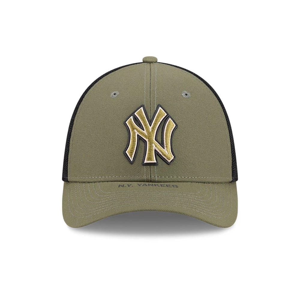 Pictured is this MLB Armed Forces Day 2026 New York Yankees 39THIRTY M-Crown Stretch Fit cap in green. 2