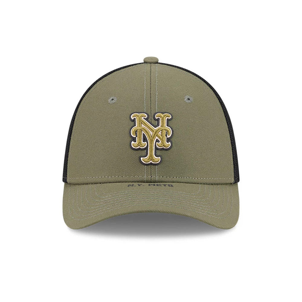 Mets MLB Armed Forces Day 2026 Green New Era 39THIRTY M-Crown Stretch Fit Cap, front view showing the raised embroidered gold NY logo on the structured green crown, with a curved visor and two grey eyelets.