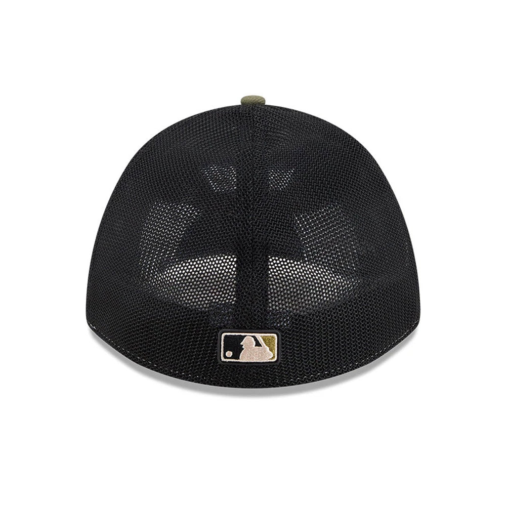 Mets MLB Armed Forces Day 2026 Green New Era 39THIRTY M-Crown Stretch Fit Cap, rear view showing the white embroidered MLB Batterman logo set low at the centre of the black mesh back panels, with a green top button on the crown.