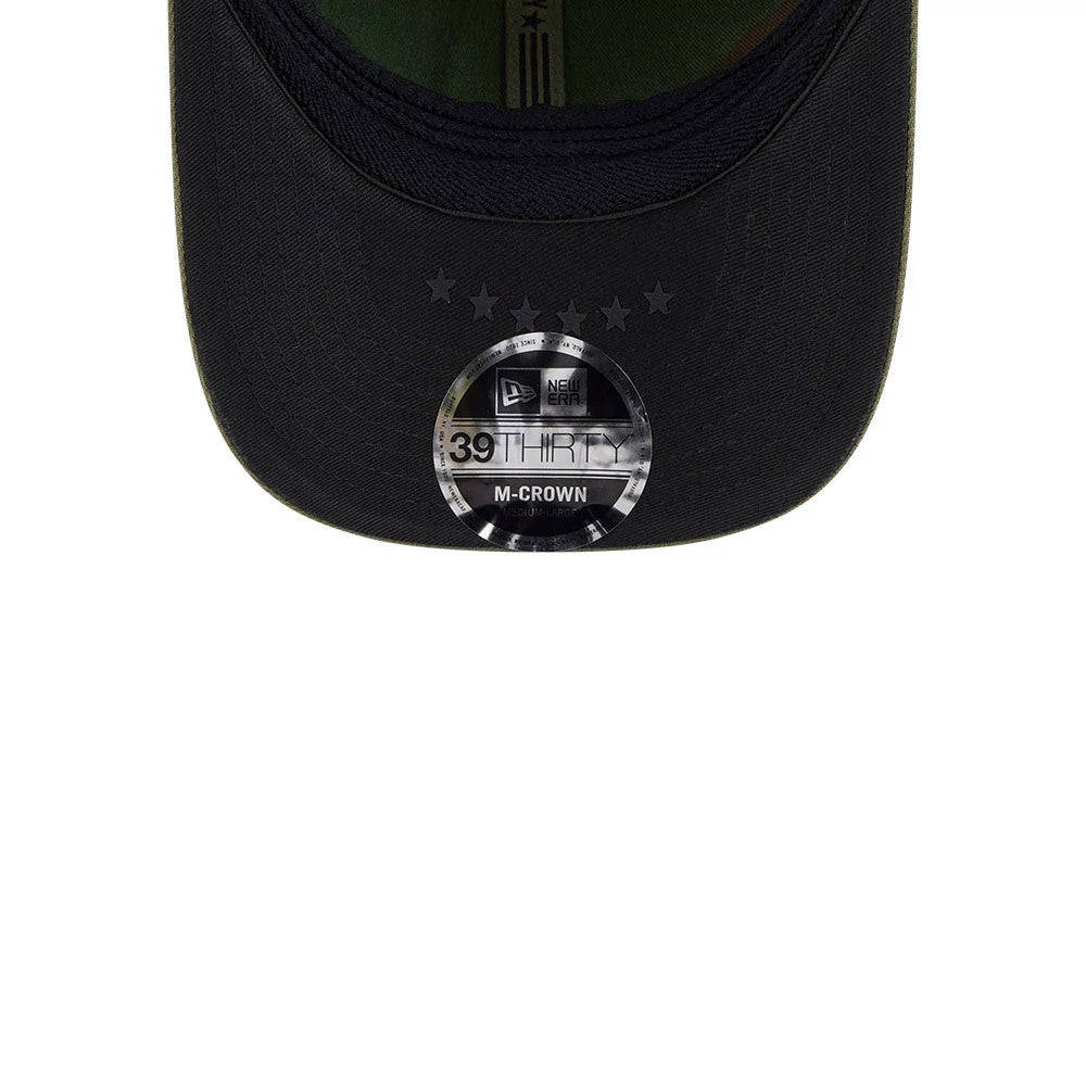 Mets MLB Armed Forces Day 2026 Green New Era 39THIRTY M-Crown Stretch Fit Cap, inside view showing the green undervisor with star details near the front edge, black sweatband, and 39THIRTY size sticker on the cap's black visor.