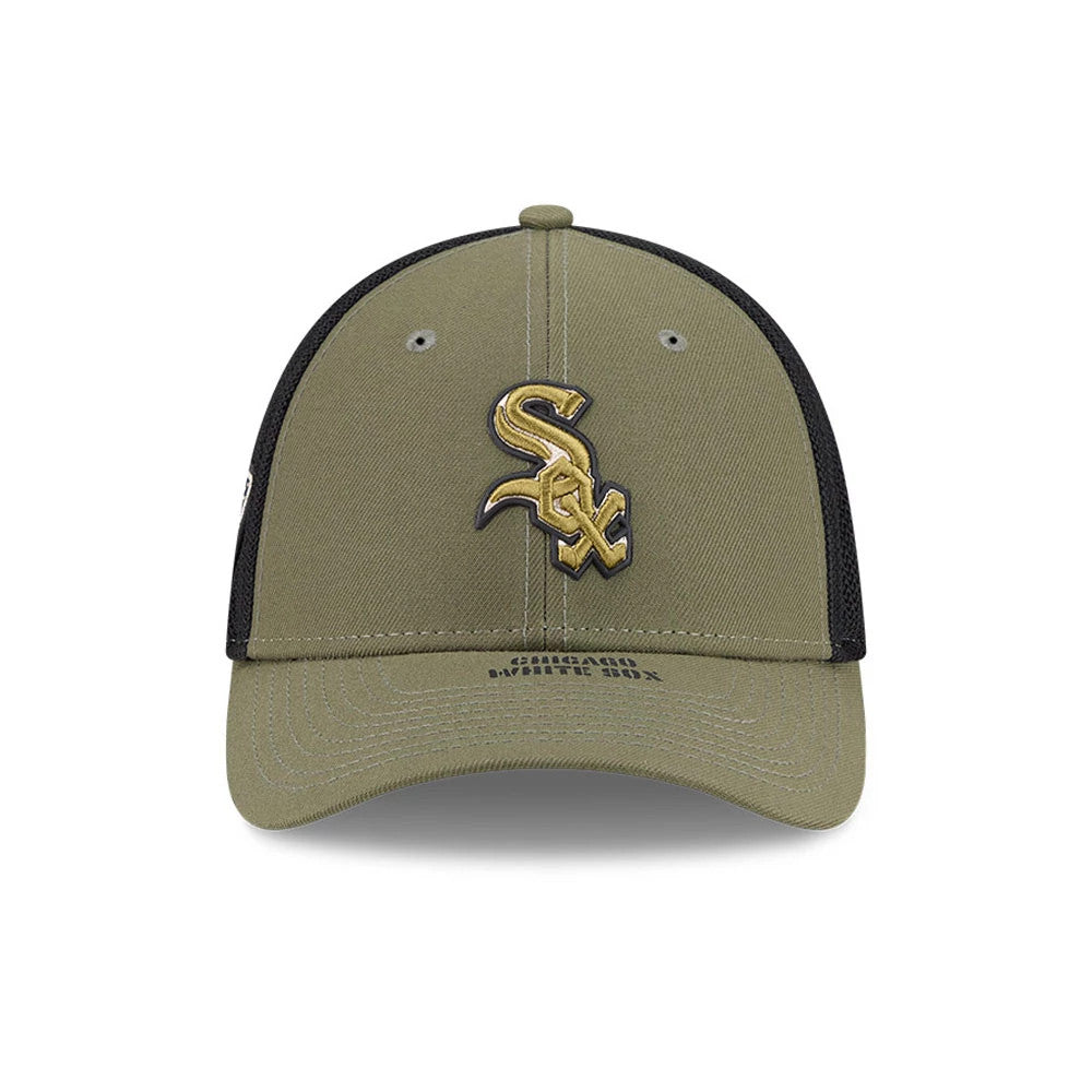 White Sox MLB Armed Forces Day 2026 Green New Era 39THIRTY M-Crown Stretch Fit Cap, front view showing the raised gold and black embroidered logo on the front panel, black mesh sides, and Chicago White Sox lettering under the curved visor.
