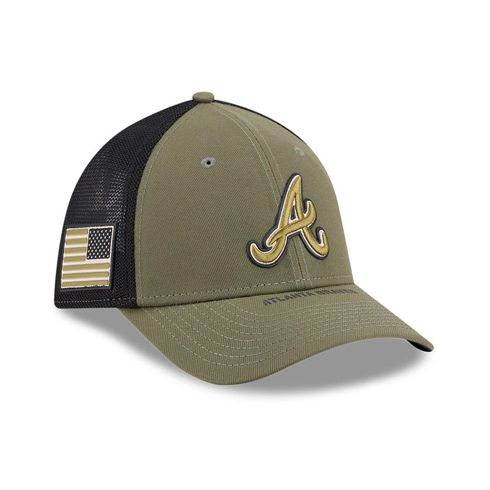Braves MLB Armed Forces Day 2026 Green New Era 39THIRTY M-Crown Stretch Fit Cap, three-quarter view showing the gold embroidered A logo on the front panel, black mesh back panels with an American flag patch, and khaki green curved visor.