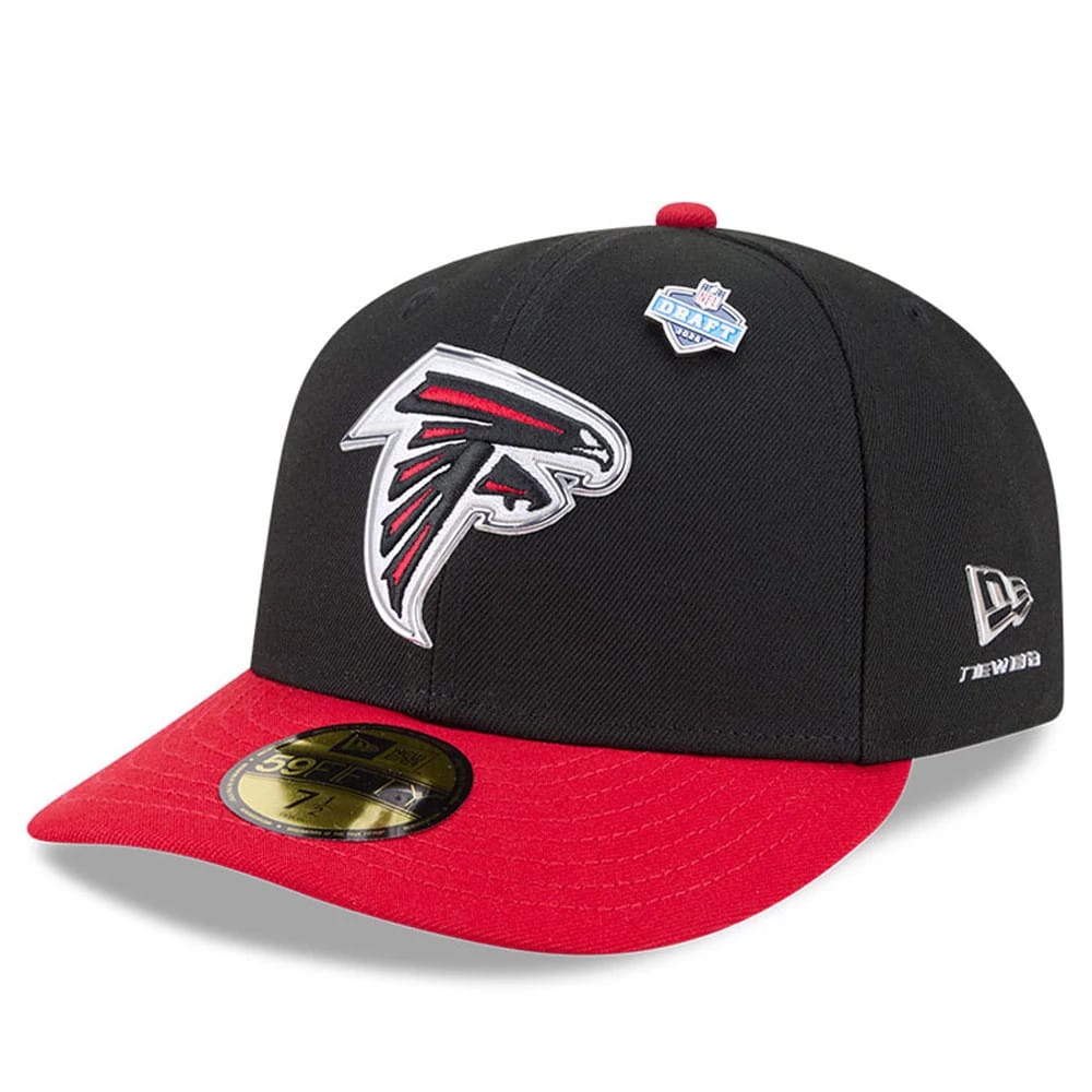 Atlanta Falcons NFL Draft 2026 Black New Era 59FIFTY Fitted Cap, three-quarter view showing the raised embroidered Falcons logo on the front panel, contrasting red visor with a gold 59FIFTY size sticker, and New Era flag logo on the left side.