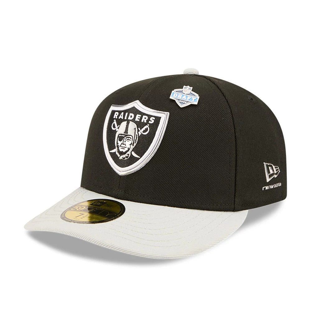 Las Vegas Raiders NFL Draft 2026 Black New Era 59FIFTY Fitted Cap, three-quarter view showing raised white embroidered Raiders logo on the front panel, light grey flat visor with gold 59FIFTY size sticker, and New Era flag logo on the left side.