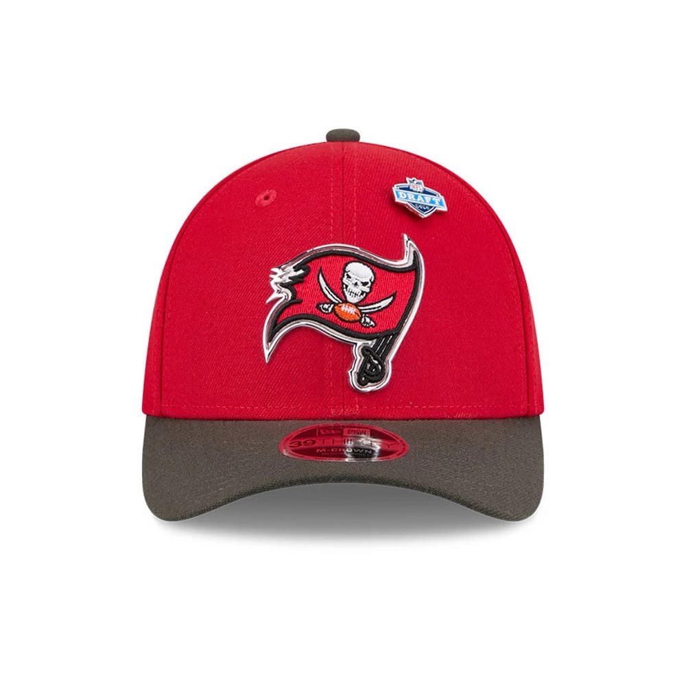 Tampa Bay Buccaneers NFL Draft 2026 Red New Era 39THIRTY M-Crown Stretch Fit Cap, front view showing the raised embroidered Buccaneers flag logo on the red crown, with a grey curved visor and the 39THIRTY size sticker beneath it.