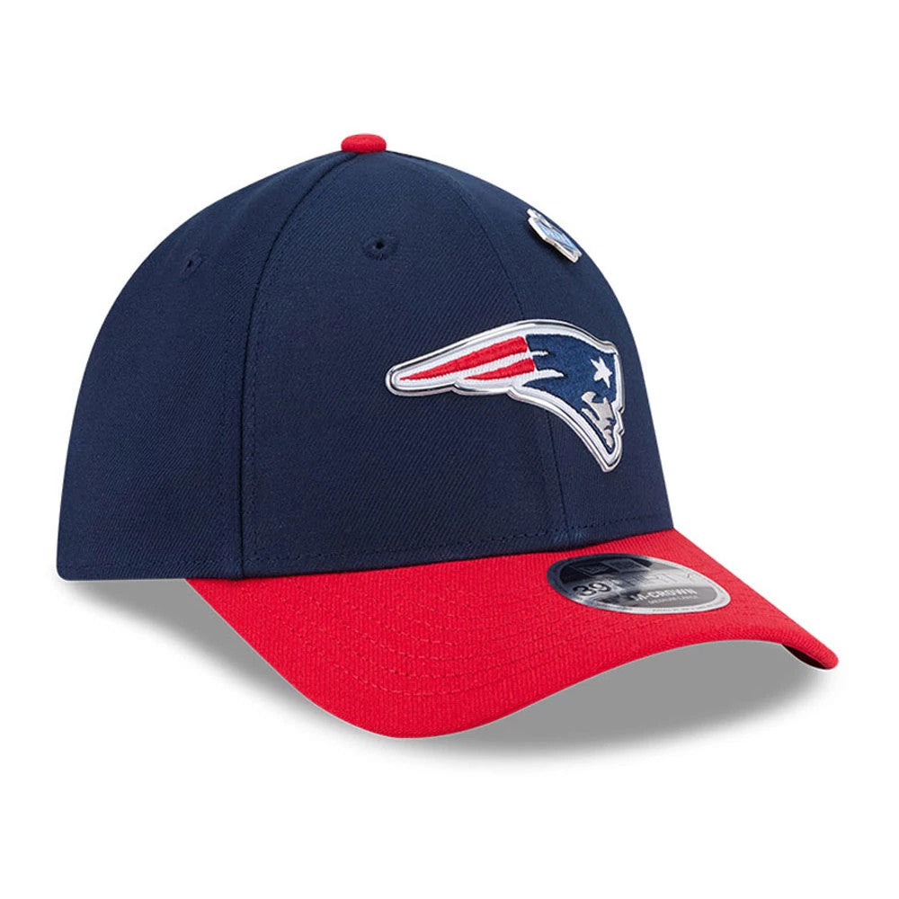 Patriots NFL Draft 2026 Dark Blue New Era 39THIRTY M-Crown Stretch Fit Cap, three-quarter view showing the raised embroidered Patriots logo on the front panel, red curved visor with a 39THIRTY size sticker, and a red top button.