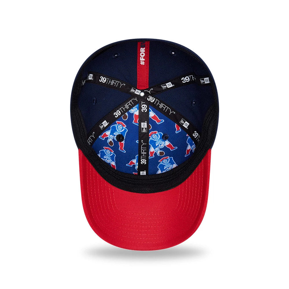 Patriots NFL Draft 2026 Dark Blue New Era 39THIRTY M-Crown Stretch Fit Cap, inside view showing a blue undervisor with repeated Patriots graphics, black taping with white 39THIRTY text, and a red sweatband featuring the hashtag #FORTHEPATS.
