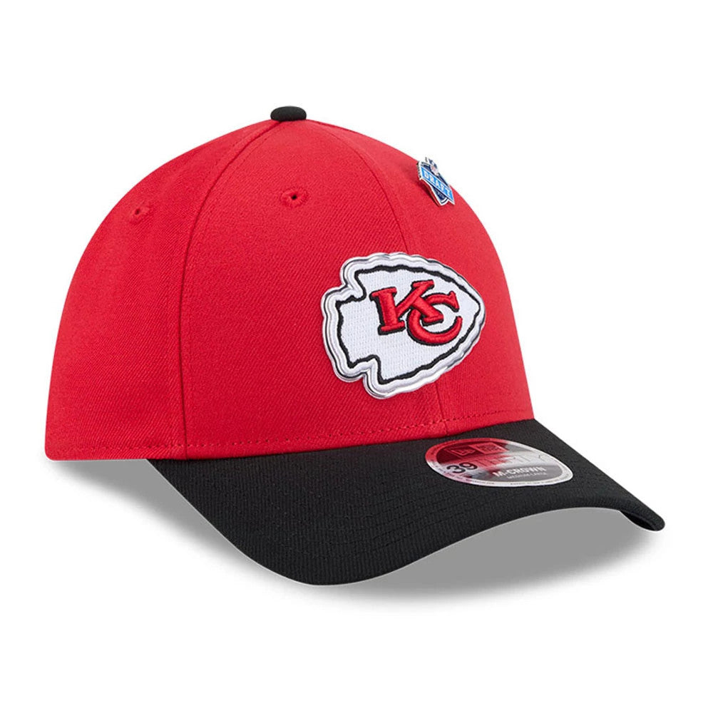 Kansas City Chiefs NFL Draft 2026 Red New Era 39THIRTY M-Crown Stretch Fit Cap, front view showing the red crown with a raised embroidered KC logo on the front panel, a black curved visor, and a 39THIRTY size sticker on the visor.