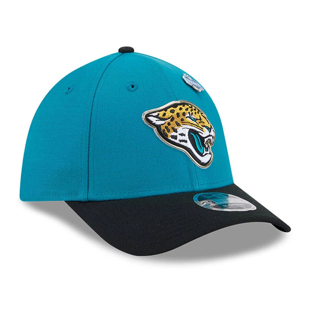 Jaguars NFL Draft 2026 Turquoise New Era 39THIRTY M-Crown Stretch Fit Cap, three-quarter view showing the raised Jaguars logo in gold and black embroidery on the front turquoise panel, black curved visor with a 39THIRTY size sticker.