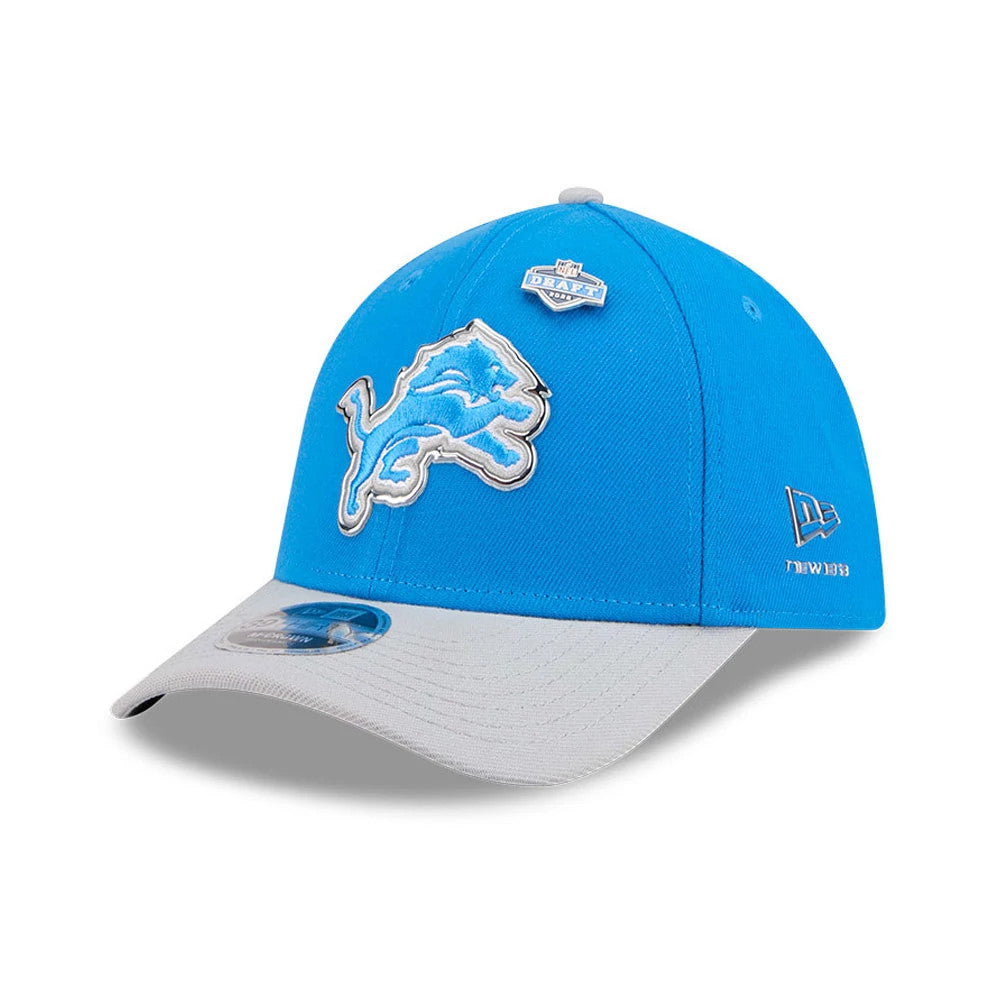 Detroit Lions NFL Draft 2026 Blue New Era 39THIRTY M-Crown Stretch Fit Cap, three-quarter view with a raised embroidered Detroit Lions logo on the front panel, grey curved visor featuring a 39THIRTY size sticker.