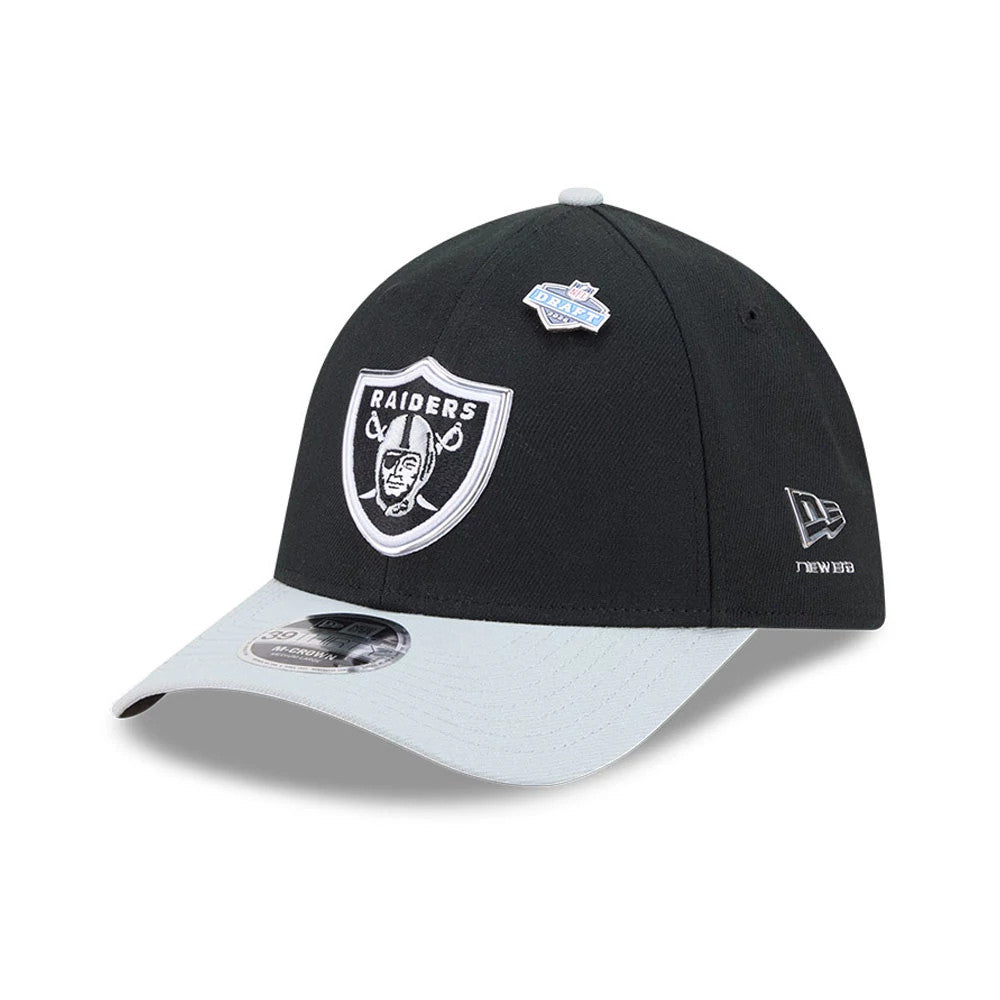 Raiders NFL Draft 2026 Black New Era 39THIRTY M-Crown Stretch Fit Cap, three-quarter view showing the white embroidered Raiders logo on the front panel, contrasting grey curved visor with 39THIRTY size sticker, and New Era flag logo on the left side.