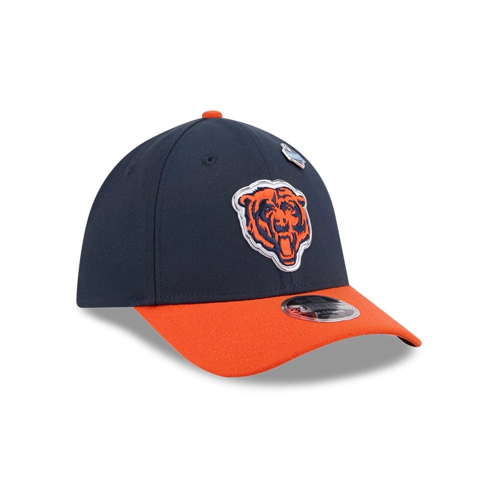Chicago Bears NFL Draft 2026 Navy New Era 39THIRTY M-Crown Stretch Fit Cap, three-quarter view showing the raised orange and navy embroidered Bears logo on the front panel, orange curved visor with the 39THIRTY size sticker, and a top button.