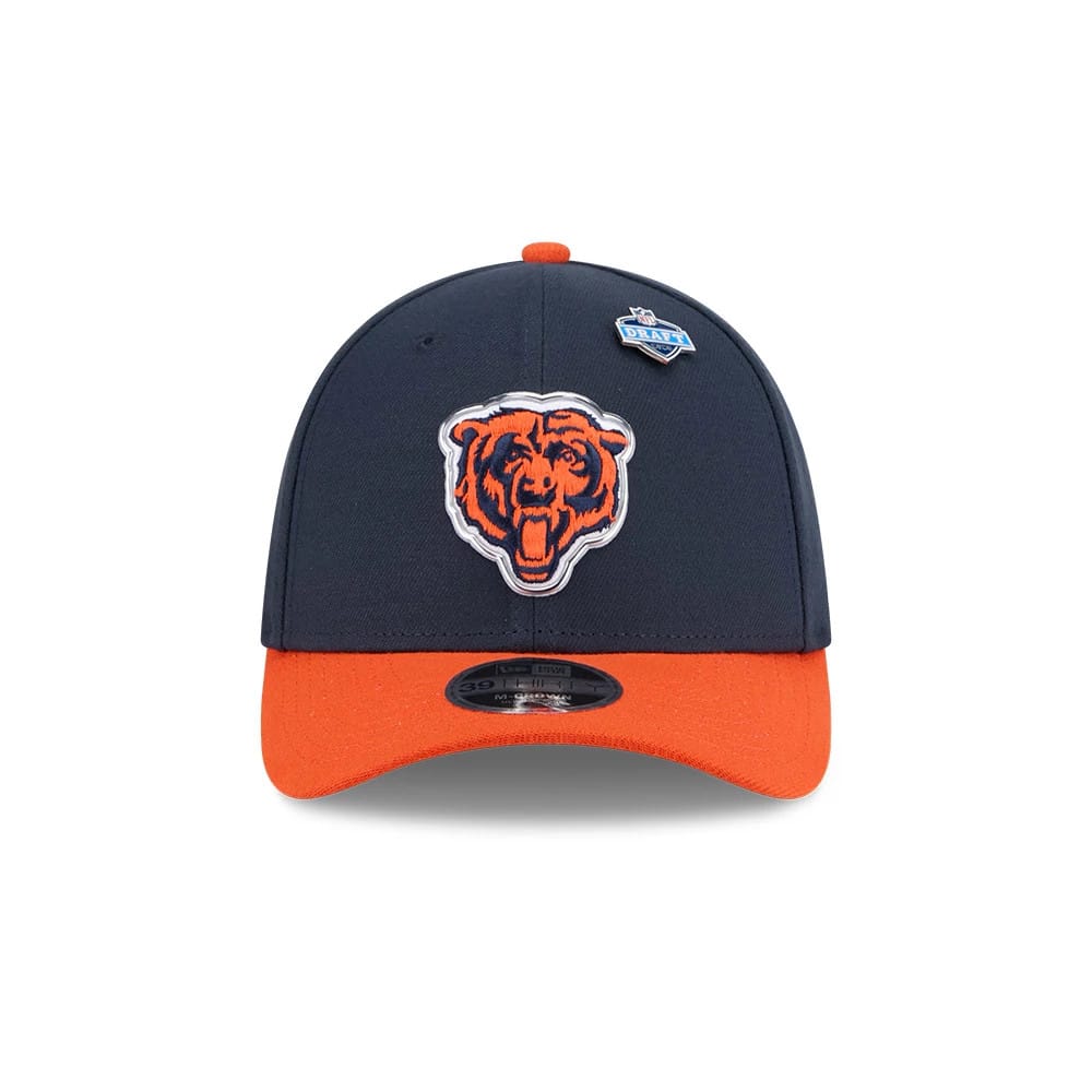 Chicago Bears NFL Draft 2026 Navy New Era 39THIRTY M-Crown Stretch Fit Cap, front view showing a raised embroidered bears logo on the navy front panel, with an orange visor and a 39THIRTY size sticker on the visor.