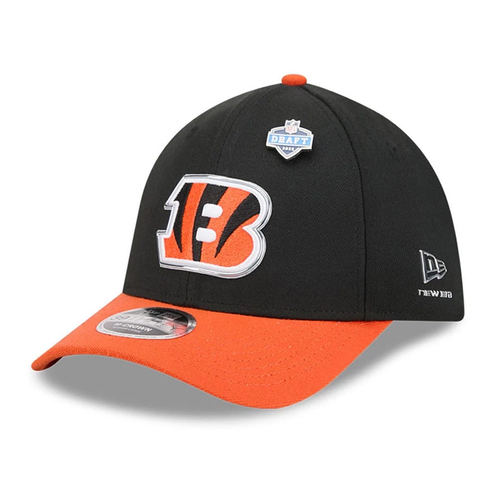 Cincinnati Bengals NFL Draft 2026 Black New Era 39THIRTY M-Crown Stretch Fit Cap, three-quarter view showing the raised embroidered Bengals logo on the front panel, orange curved visor with a 39THIRTY size sticker.