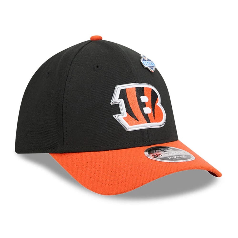 Cincinnati Bengals NFL Draft 2026 Black New Era 39THIRTY M-Crown Stretch Fit Cap, three-quarter view showing the raised embroidered team logo on the front panel, contrasting orange curved visor, and attached 39THIRTY size sticker.