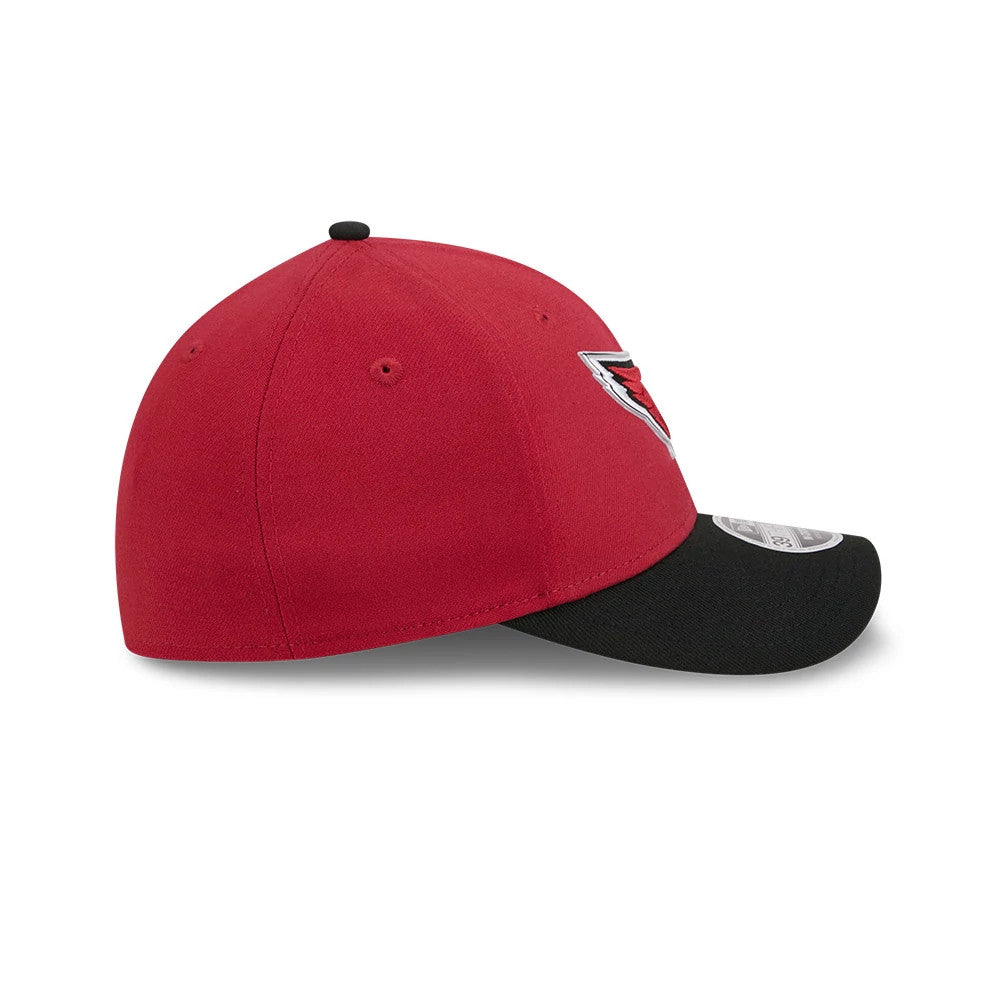 Arizona Cardinals NFL Draft 2026 Dark Red New Era 39THIRTY M-Crown Stretch Fit Cap, side view showing the grey and black embroidered Cardinals logo on the front panel, with a structured dark red crown, black top button and curved black visor.