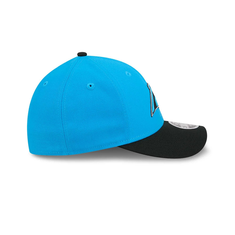 Carolina Panthers NFL Draft 2026 Blue New Era 39THIRTY M-Crown Stretch Fit Cap, side view showing a stylised Panthers logo embroidered on the blue structured crown, a black curved visor and a 39THIRTY size sticker on the bill.