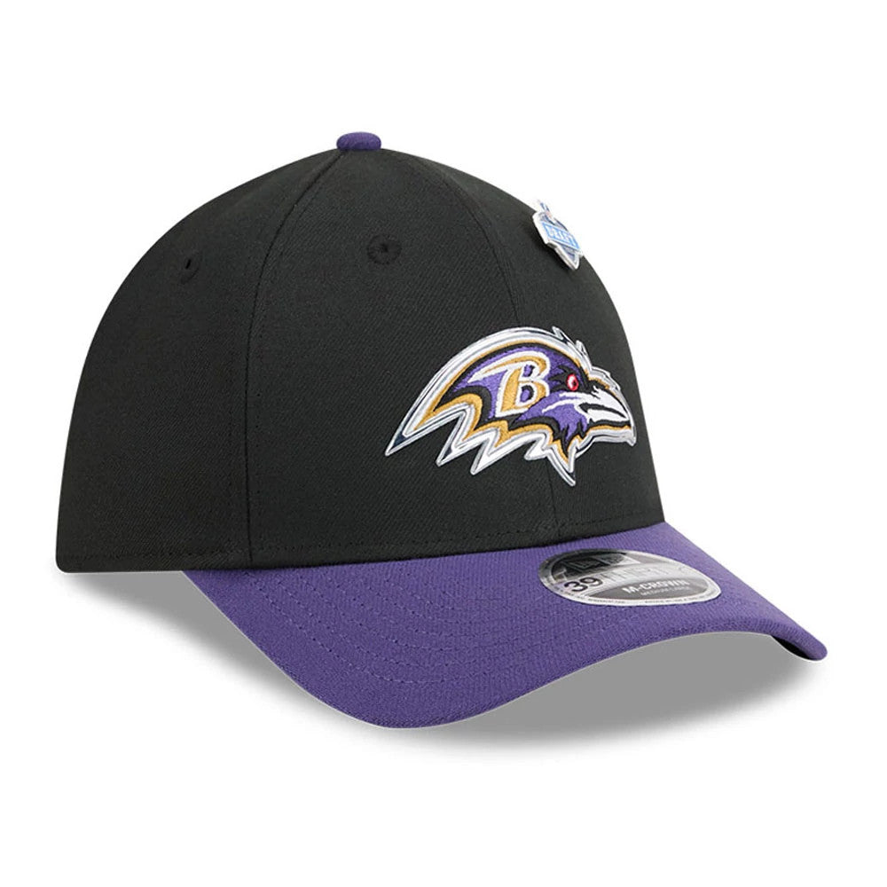 Baltimore Ravens NFL Draft 2026 Black New Era 39THIRTY M-Crown Stretch Fit Cap, three-quarter view showing the raised embroidered Ravens logo in white, purple, and gold on the front panel, with a purple curved visor and 39THIRTY size sticker.