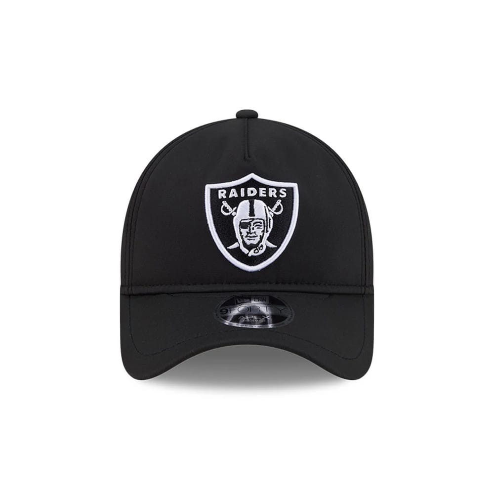 Raiders NFL Quickstrike Black New Era 9FORTY Apex Adjustable Cap, front view showing the raised embroidered white Raiders logo on the structured black crown, curved black visor, and 9FORTY size sticker on the centre of the visor.