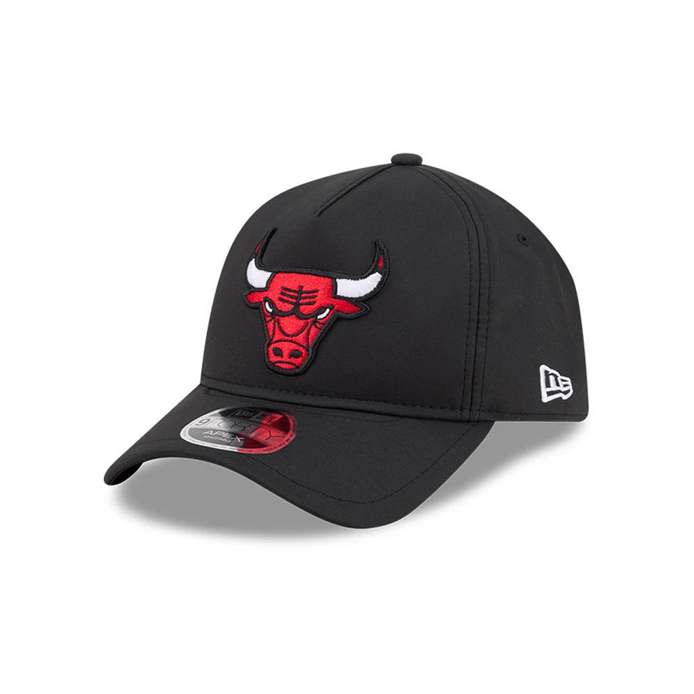 Chicago Bulls NBA Quickstrike Core Black New Era 9FORTY Apex Adjustable Cap, three-quarter view showing the raised red and white front logo of the bull's head, a curved black visor with 9FORTY size sticker.