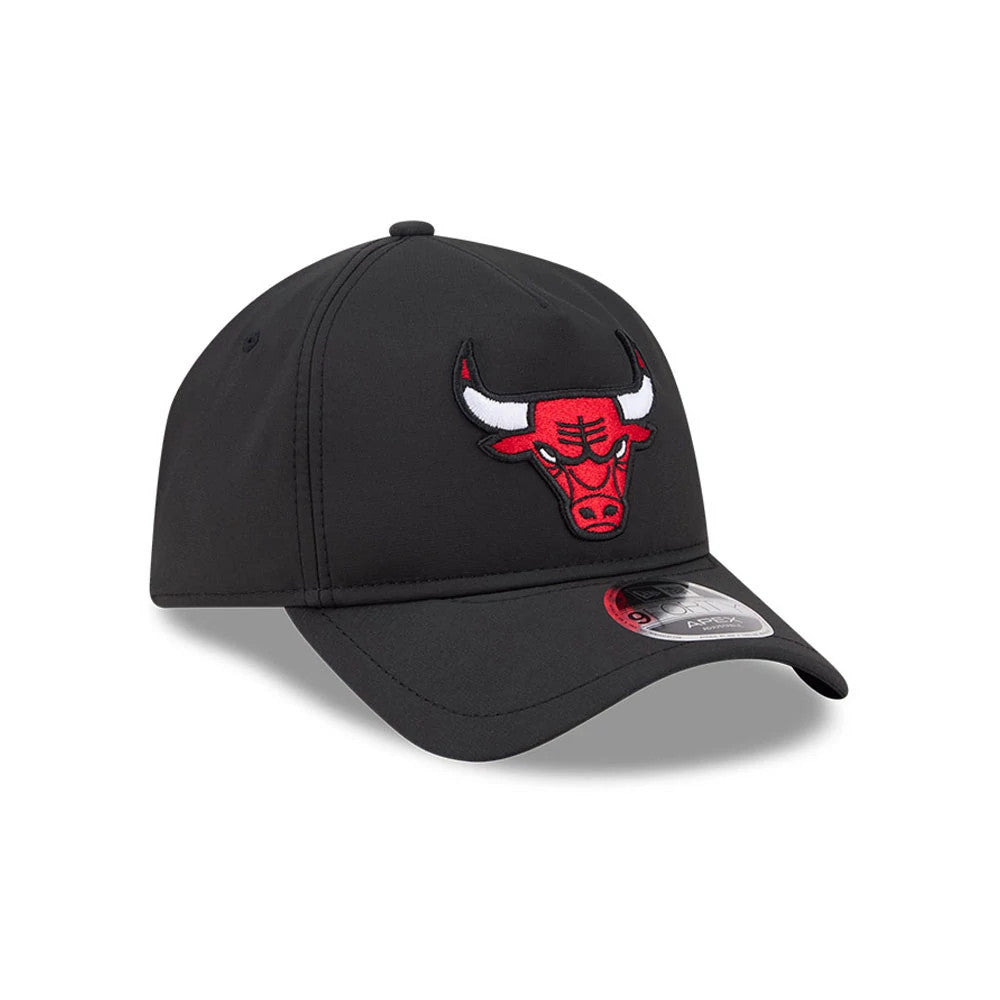 Chicago Bulls NBA Quickstrike Core Black New Era 9FORTY Apex Adjustable Cap, front view showing the red embroidered Bulls logo on the structured black crown, pre-curved black visor and 9FORTY size sticker on the visor.