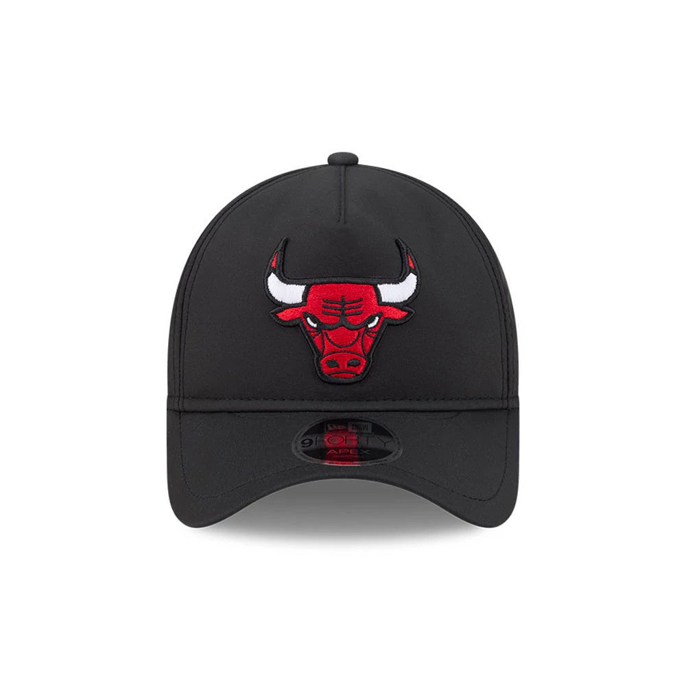 Chicago Bulls NBA Quickstrike Core Black New Era 9FORTY Apex Adjustable Cap, front view showing the raised red and white embroidered Bulls logo centred on the structured black crown, with a curved visor and a 9FORTY size sticker on the visor.