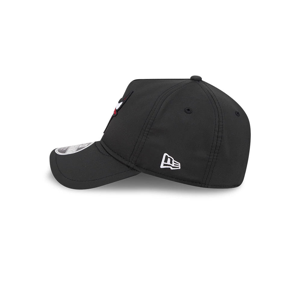 Chicago Bulls NBA Quickstrike Core Black New Era 9FORTY Apex Adjustable Cap, side view showing the white embroidered New Era flag logo on the left side, the curved black visor, and the structured black crown with panel seams and eyelets.
