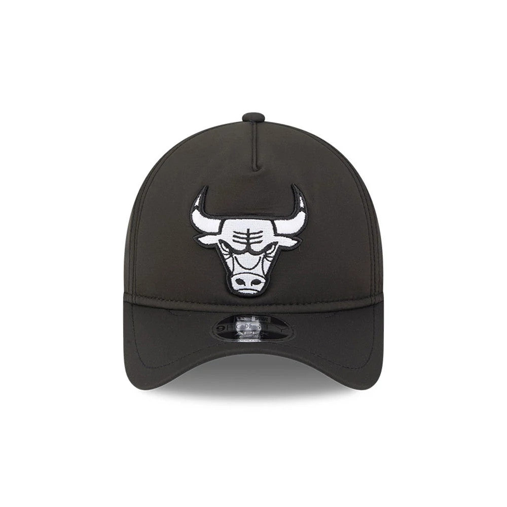 Chicago Bulls NBA Quickstrike Black New Era 9FORTY Apex Adjustable Cap, front view showing a white embroidered Bulls logo on the structured black crown, with a curved black visor and a 9FORTY size sticker on the centre front.