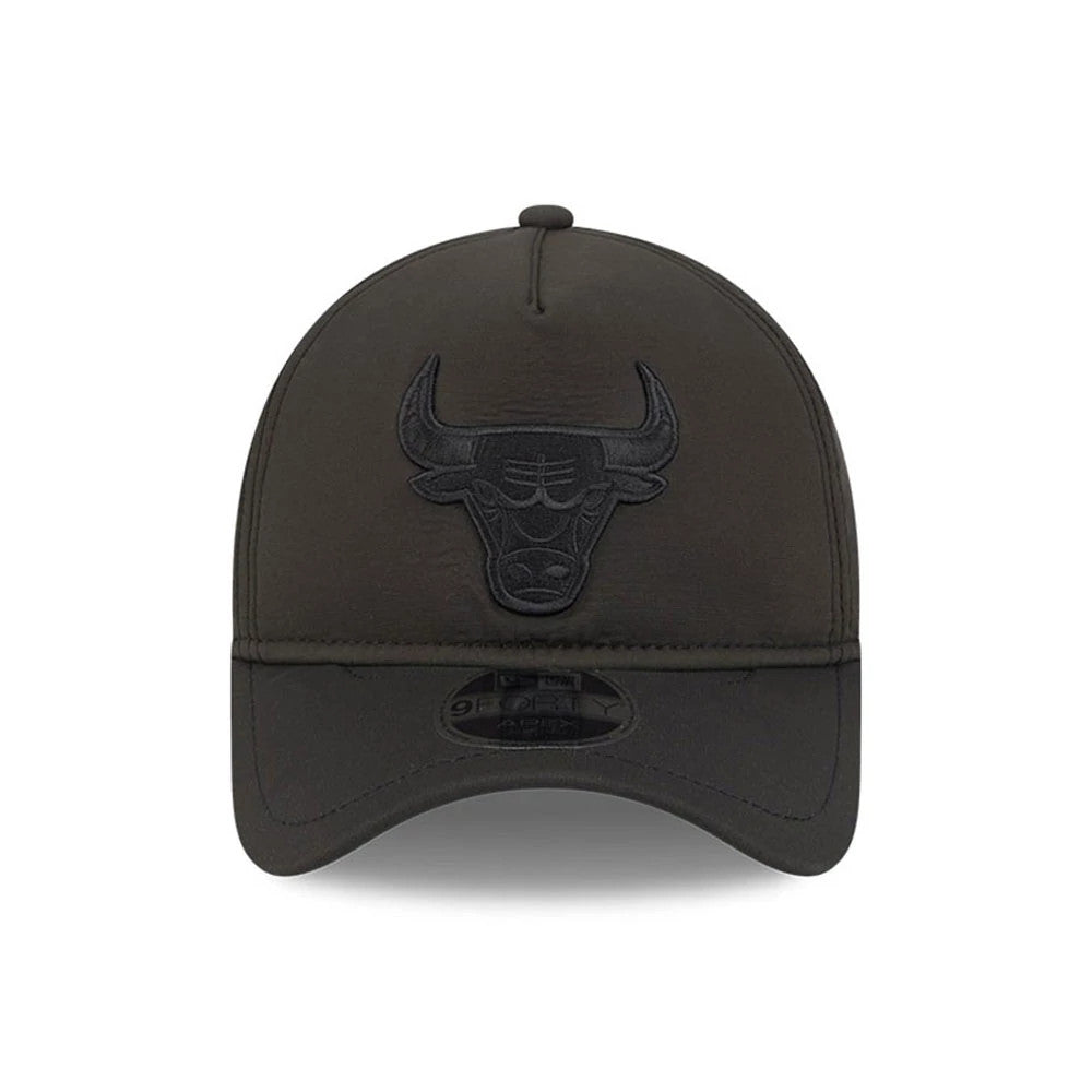 Chicago Bulls NBA Quickstrike Black on Black New Era 9FORTY Apex Adjustable Cap, front view showing the raised black embroidered Bulls logo on the front panel, a matching curved visor and a 9FORTY size sticker on the centre of the visor.