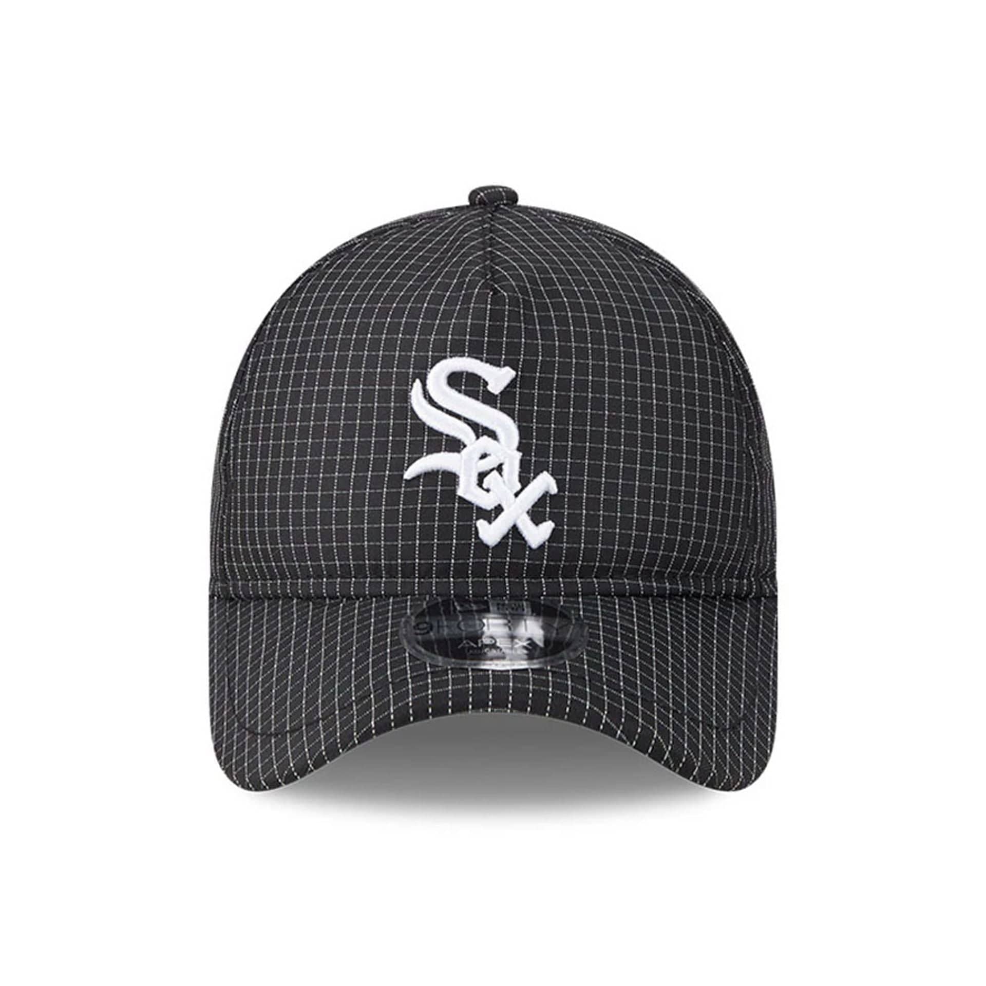 Pictured is this MLB Quickstrike Chicago White Sox 9FORTY Apex cap in black. 2