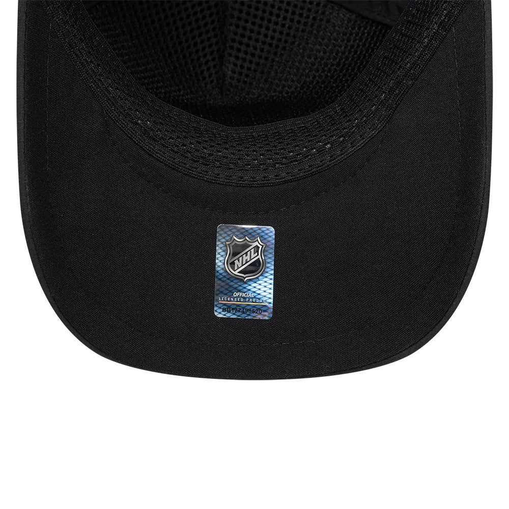 LA Kings NHL Quickstrike Black New Era 9FORTY Apex Adjustable Cap, inside view showing the black undervisor and sweatband with the NHL holographic sticker centred on the visor, and a detailed woven mesh lining for comfort.