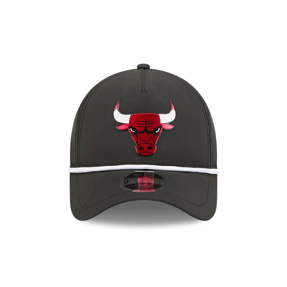 Chicago Bulls NBA Quickstrike Black New Era 9FORTY Apex Adjustable Cap, front view showing a raised red and white embroidered Bulls logo on the structured black crown, with a white stripe above the visor and a 9FORTY size sticker on the visor.