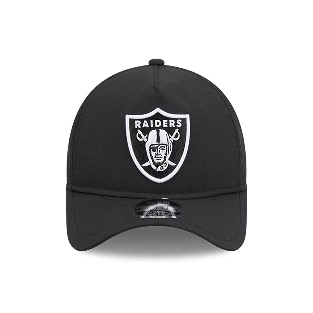 Raiders NFL Quickstrike Black New Era 9FORTY Apex Adjustable Cap, front view showing a white embroidered Raiders logo on the structured black crown, a curved black visor, and a 9FORTY size sticker on the centre of the visor.