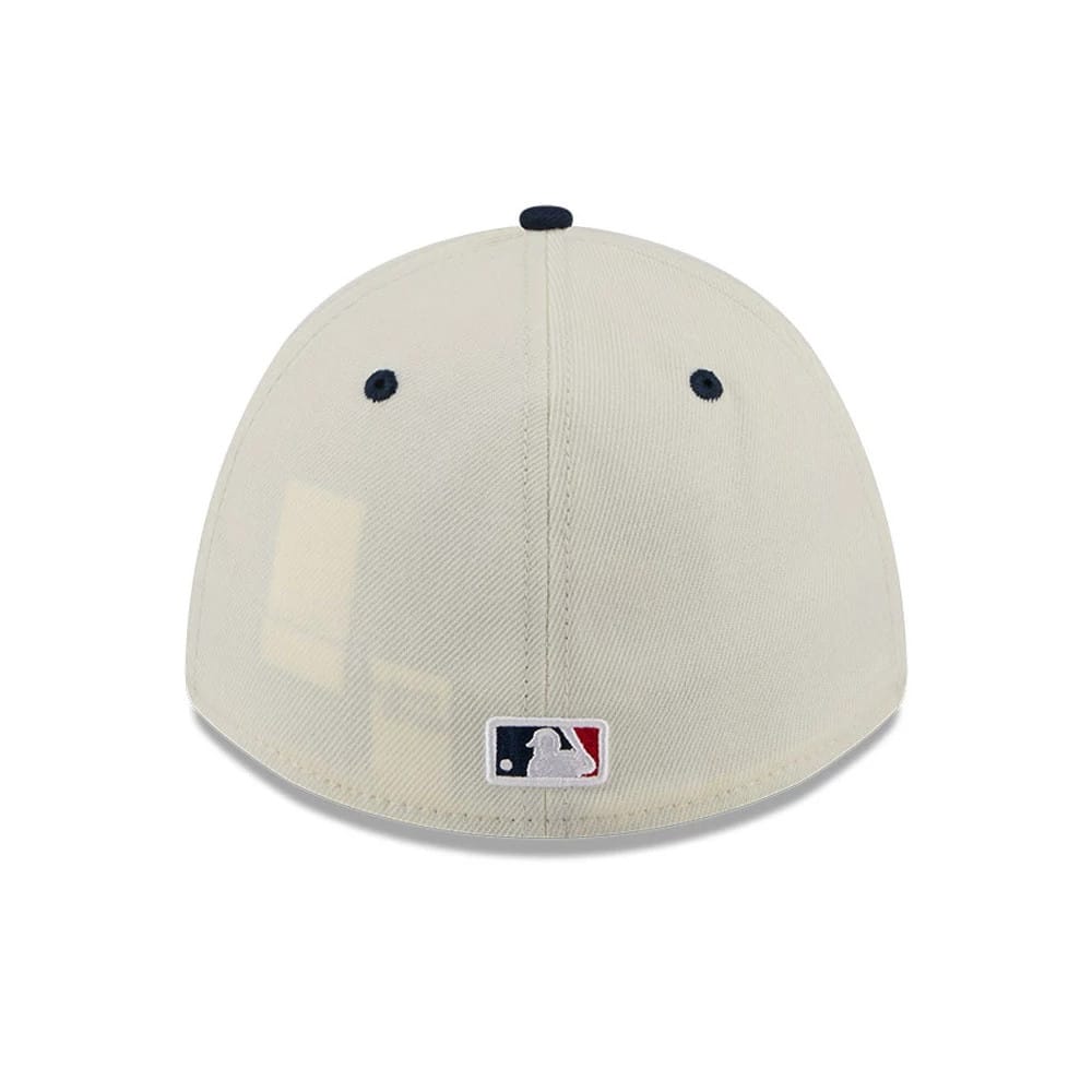 Pictured is this MLB 4th Of July 2026 New York Yankees 39THIRTY M-Crown Stretch Fit cap in Cream. 6