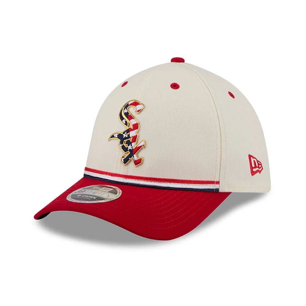 White Sox MLB 4th Of July 2026 Cream New Era 39THIRTY M-Crown Stretch Fit Cap, three-quarter view showing a patriotic-themed White Sox logo with a gold outline on the front panel, red visor and the New Era flag logo on the left side.