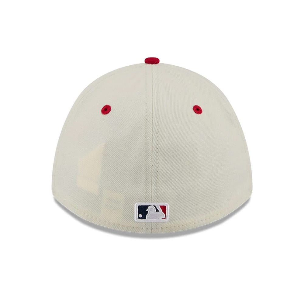 Pictured is this MLB 4th Of July 2026 Chicago White Sox 39THIRTY M-Crown Stretch Fit cap in Cream. 6