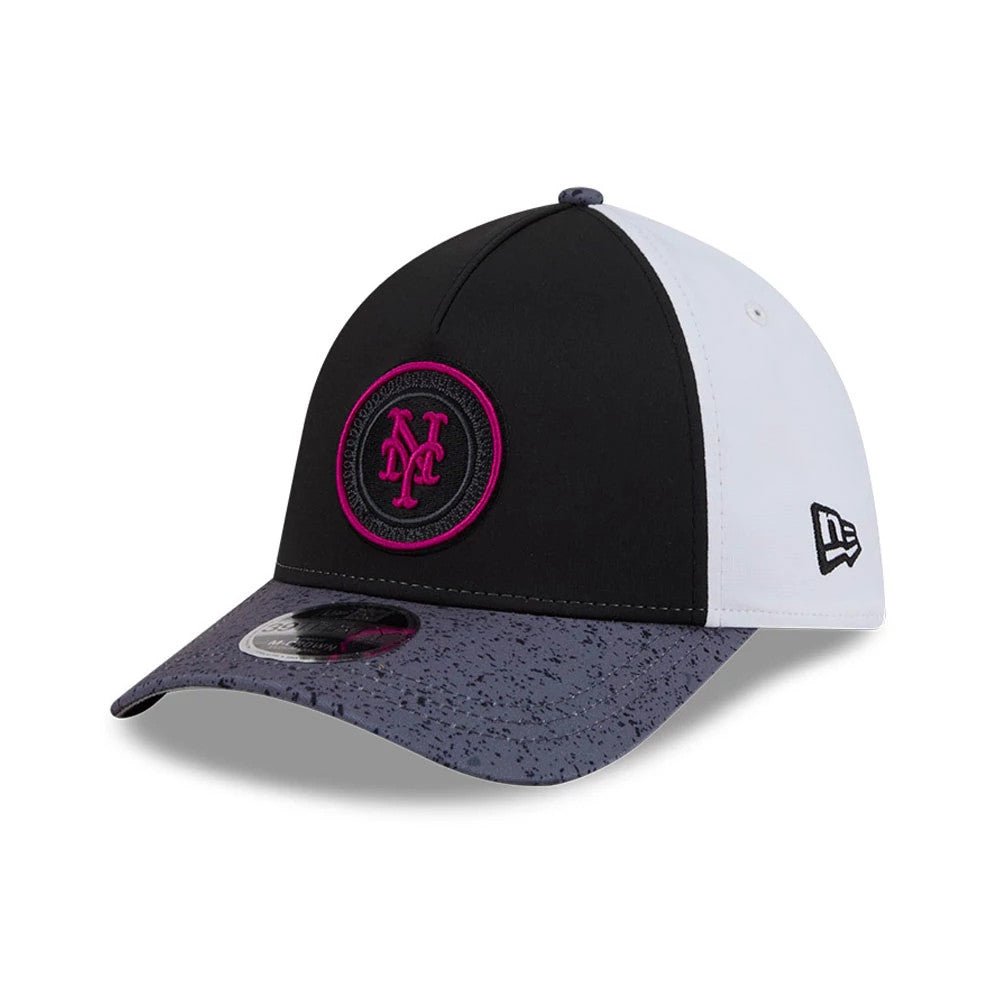 Mets MLB City Connect Black New Era 39THIRTY M-Crown A-Frame Stretch Fit Cap, three-quarter view showing an embroidered pink-outlined Mets logo on the black front panel, a speckled grey curved visor with a 39THIRTY size sticker.