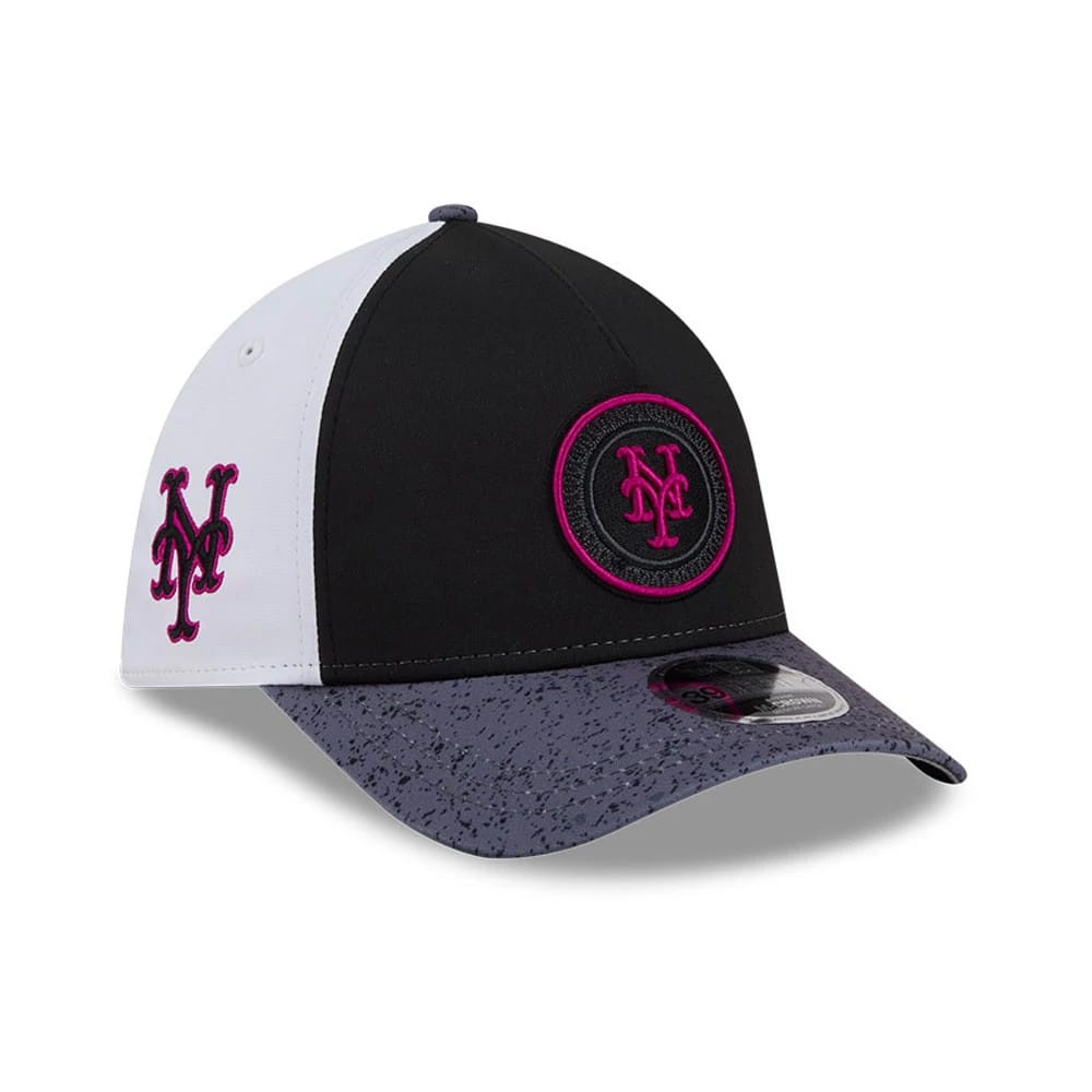 Mets MLB City Connect Black New Era 39THIRTY M-Crown A-Frame Stretch Fit Cap, three-quarter view showing the pink and black circular Mets logo on the front panel, structured black crown with contrasting white side panel, and a grey speckled visor.