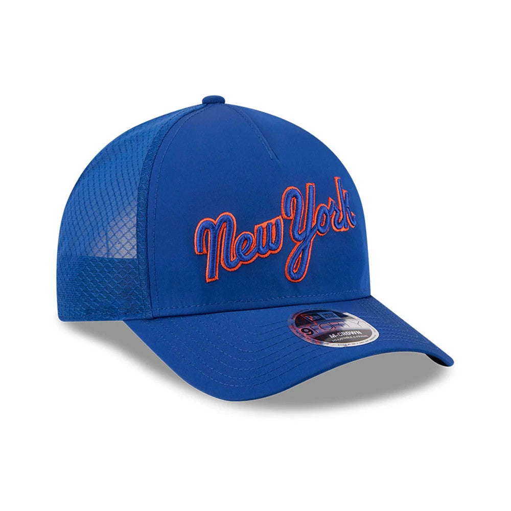 Mets MLB Batting Practice 2026 Blue New Era 9FORTY M-Crown A-Frame Adjustable Cap, three-quarter view showing raised orange-outlined New York script embroidery on the blue front panel, a curved visor with 9FORTY size sticker, and mesh side panels.