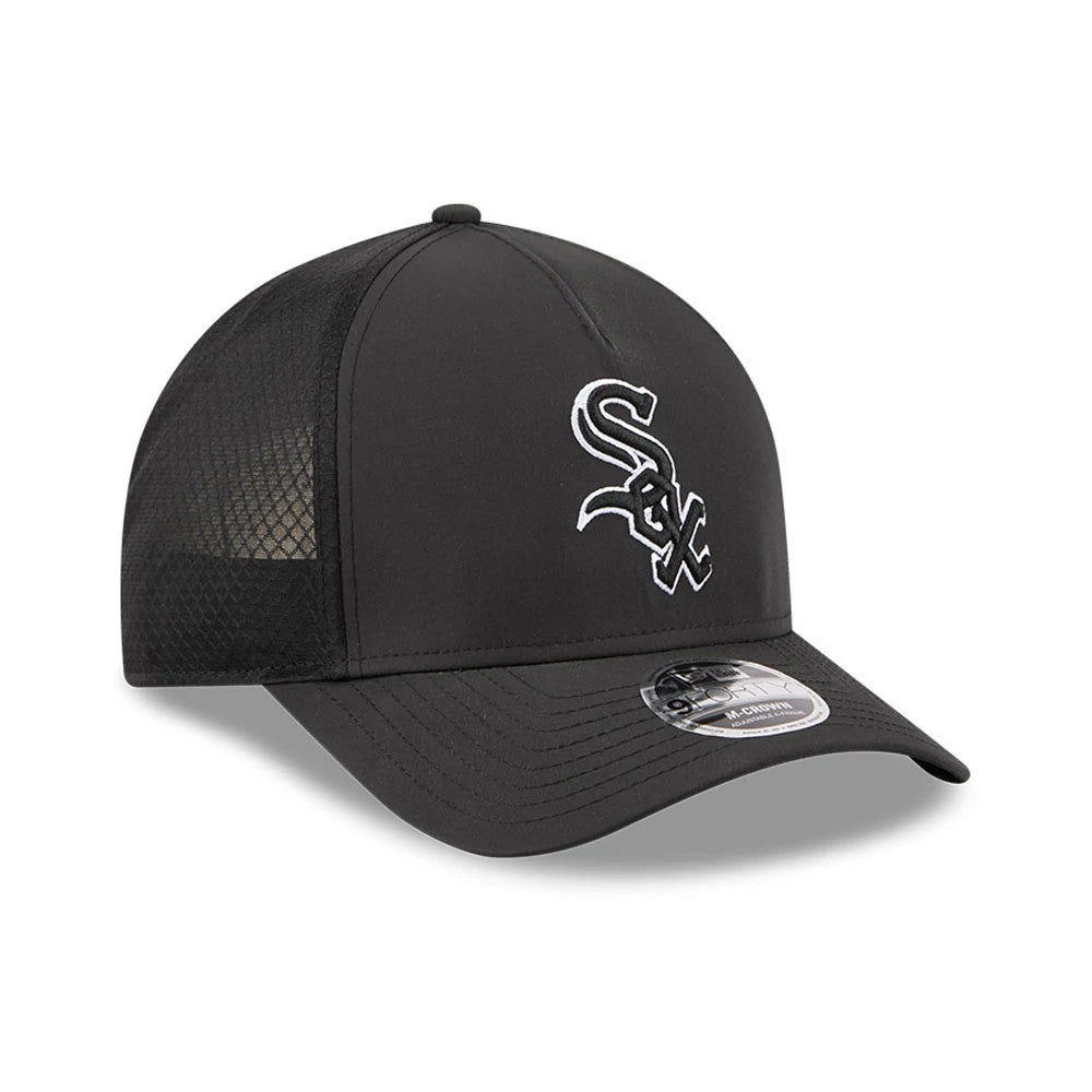 White Sox MLB Batting Practice 2026 Black New Era 9FORTY M-Crown A-Frame Adjustable Cap, three-quarter view showing the white embroidered Sox logo on the front panel, black mesh on the side panel, and a curved black visor with a 9FORTY size sticker.