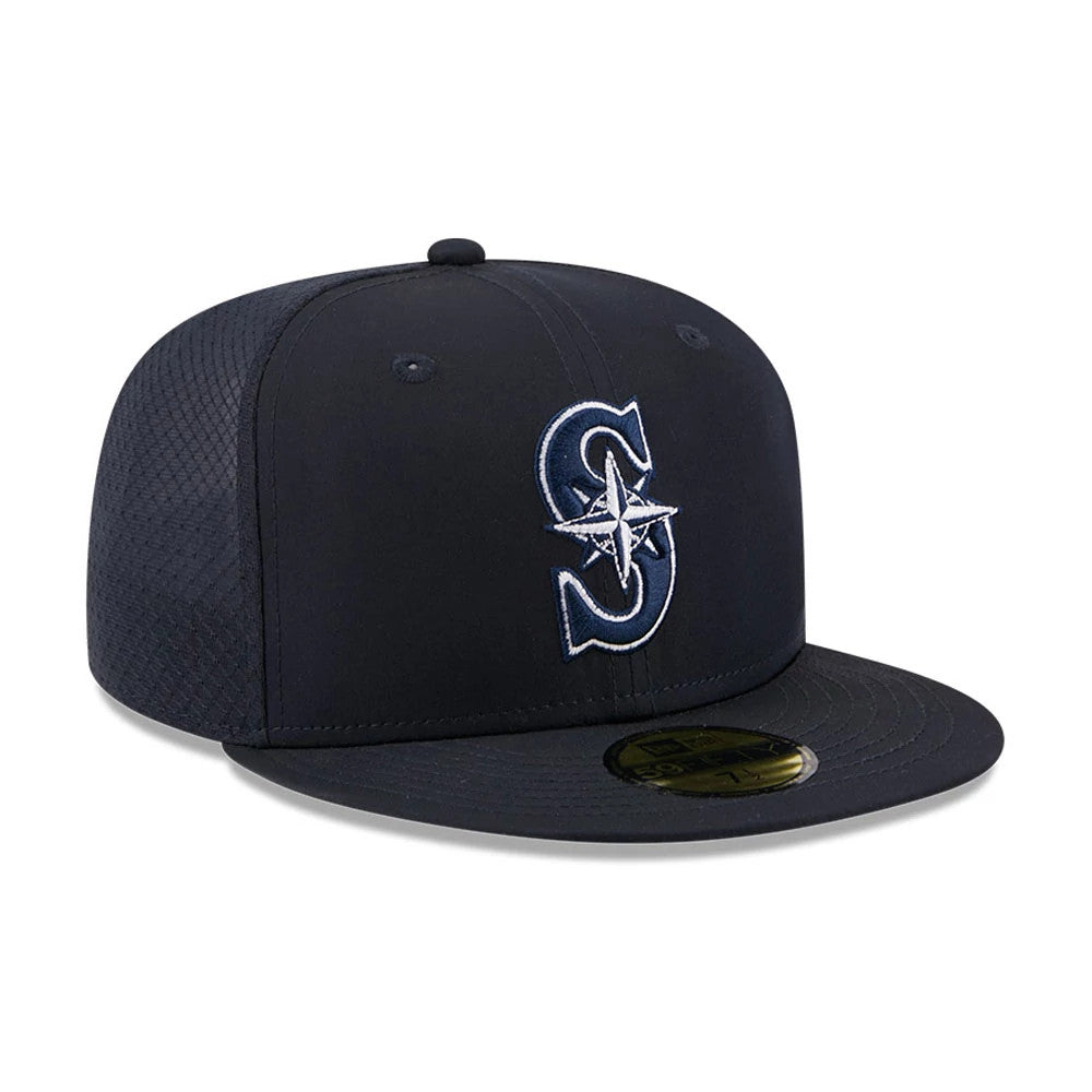 Seattle Mariners MLB Batting Practice 2026 Navy New Era 59FIFTY Fitted Cap, three-quarter view showing the raised white and grey embroidered Mariners logo on the front panel, a navy flat visor with a gold 59FIFTY size sticker.