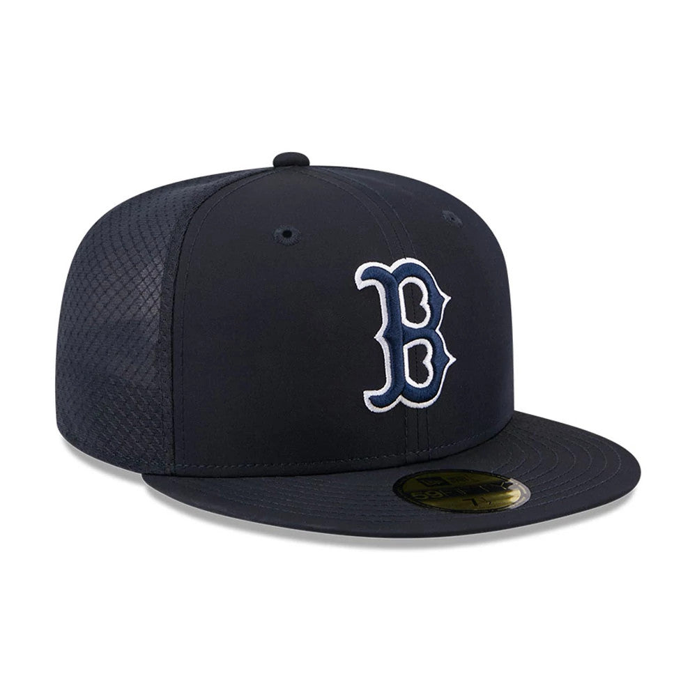 Boston Red Sox MLB Batting Practice 2026 Navy New Era 59FIFTY Fitted Cap, three-quarter view showing the white and navy embroidered B logo on the front panel, dark navy flat visor with gold size sticker, and diamond-patterned mesh side panels.