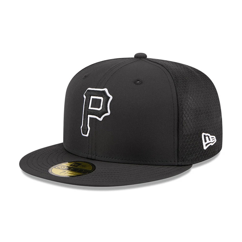 Pittsburgh Pirates MLB Batting Practice 2026 Black New Era 59FIFTY Fitted Cap, three-quarter view showing the raised white embroidered P logo on the front panel, black flat visor with a gold 59FIFTY size sticker.